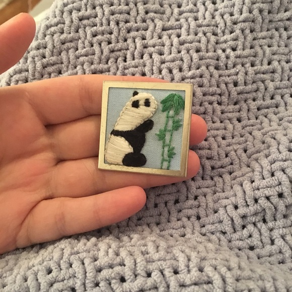 Panda and bambou brooch embroidery - Picture 1 of 5
